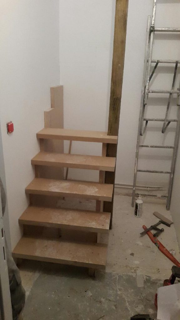 Création d'un escalier sur mesure pour un espace contraint