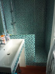 Pose d'une mosaïques pour la douche