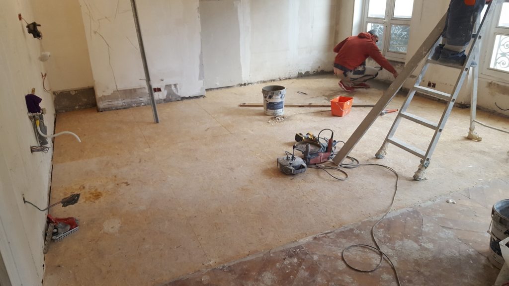 Pose de dalles d'OSB sur lambourdes pour un parquet en chêne collé à venir